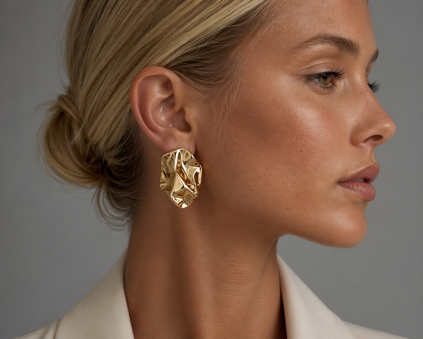 Orecchini gold statement — beauty crop