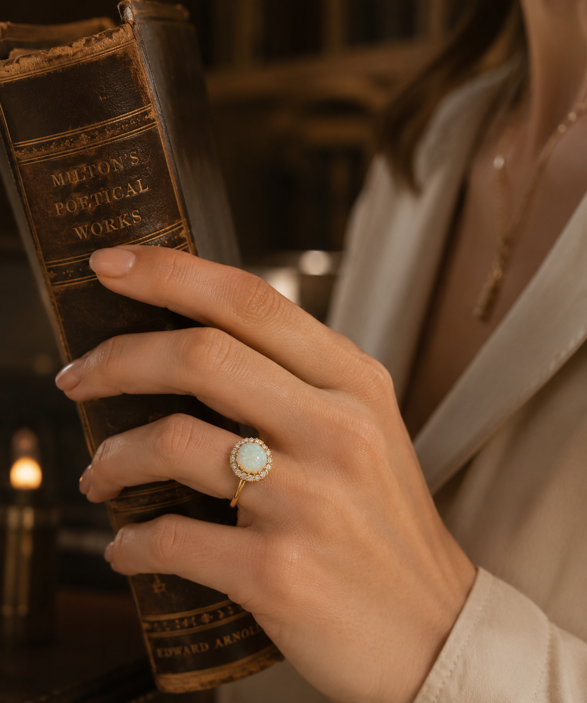 Anello con opale — close-up editoriale