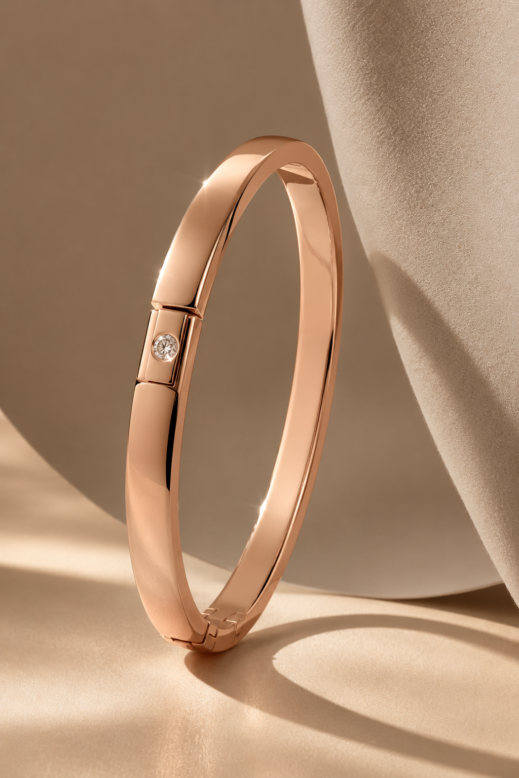 Bangle in oro rosa con diamante